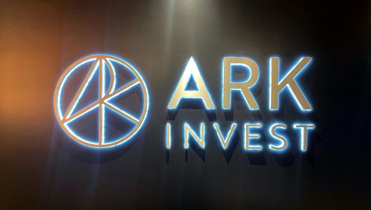 Ark Invest Sells Coinbase and Grayscale Shares, Buys Robinhood Amidst Crypto Market Surge Ark Invest Sells Coinbase and Grayscale Shares, Buys Robinhood Amidst Crypto Market Surge